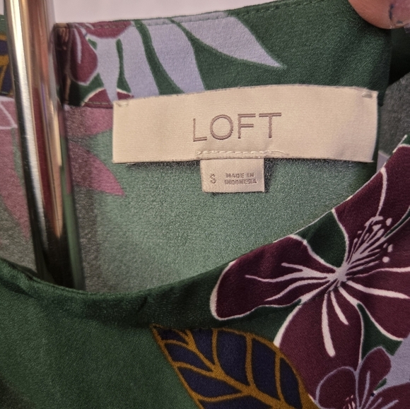 LOFT Floral Green Short Sleeve Blouse Button Shoulder Detail Size Small - Picture 3 of 9